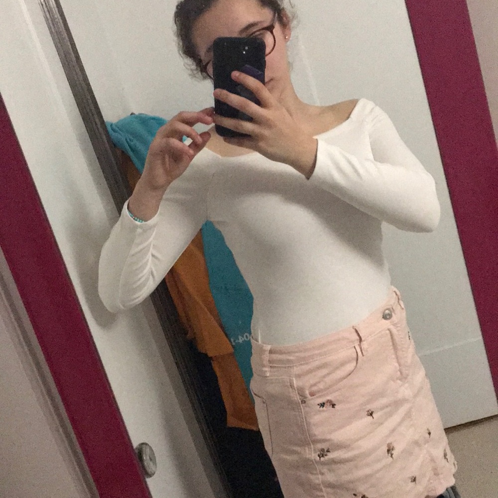 CHIC WHITE OFF THE SHOULDER TOP